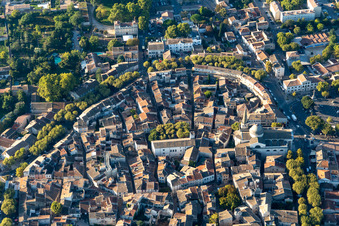 Vue aérienne de Centre historique à Saint-Rémy-de-Provence dans le département Bouches du Rhône, France