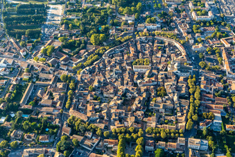 Vue aérienne de Quartier de la vieille ville et centre-ville de Saint-Rémy-de-Provence à Saint-Rémy-de-Provence dans le département Bouches du Rhône, France