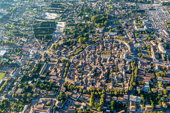 Vue aérienne de Quartier de la vieille ville et centre-ville de Saint-Rémy-de-Provence à Saint-Rémy-de-Provence dans le département Bouches du Rhône, France