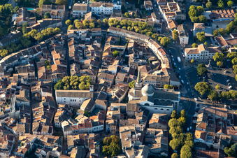 Photographie aérienne de Quartier de la vieille ville et centre-ville de Saint-Rémy-de-Provence à Saint-Rémy-de-Provence dans le département Bouches du Rhône, France