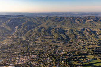 Vue aérienne de Massif des Alpilles à le quartier Les Écarts in Saint-Rémy-de-Provence dans le département Bouches du Rhône, France