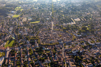 Vue aérienne de Centre-ville à Saint-Rémy-de-Provence dans le département Bouches du Rhône, France