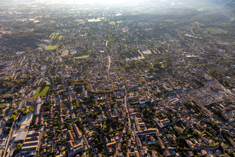 Vue aérienne de Centre-ville à Saint-Rémy-de-Provence dans le département Bouches du Rhône, France