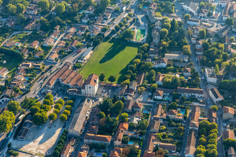 Vue aérienne de Le Jardin des Alpilles à le quartier Partie Nord Est in Saint-Rémy-de-Provence dans le département Bouches du Rhône, France