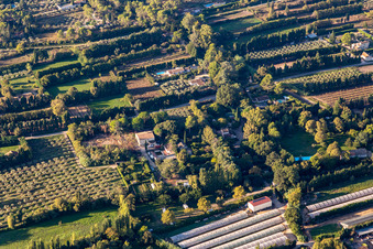Vue aérienne de Camping A La Ferme à le quartier Les Écarts in Saint-Rémy-de-Provence dans le département Bouches du Rhône, France