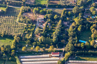 Vue aérienne de Camping A La Ferme à le quartier Les Écarts in Saint-Rémy-de-Provence dans le département Bouches du Rhône, France