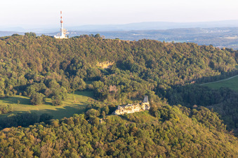Vue aérienne de Château fort en ruines de Montfaucon à Montfaucon dans le département Doubs, France