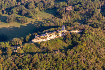 Vue aérienne de Château fort en ruines de Montfaucon à Montfaucon dans le département Doubs, France