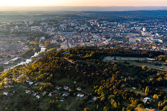 Vue aérienne de Fort de Bregille et Grand Désert à le quartier Brégille in Besançon dans le département Doubs, France