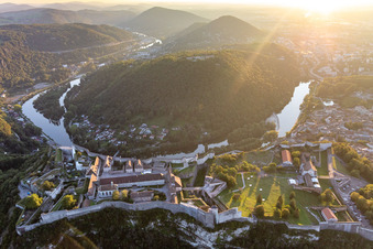 Vue aérienne de Et le Zoo de Besançon à le quartier Citadelle in Besançon dans le département Doubs, France
