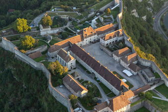 Vue aérienne de Ensemble musée et bâtiment d'exposition Espace Vauban, Musée de la Résistance et de la Déportation sur la citadelle à le quartier Citadelle in Besançon dans le département Doubs, France
