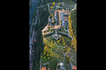 Vue aérienne de Espace Vauban, Musée de la Résistance et de la Déportation sur le Doubs à le quartier Citadelle in Besançon dans le département Doubs, France