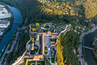 Vue aérienne de Ensemble musée et bâtiment d'exposition Espace Vauban, Musée de la Résistance et de la Déportation et Zoo de Besançon sur la citadelle à le quartier Citadelle in Besançon dans le département Doubs, France