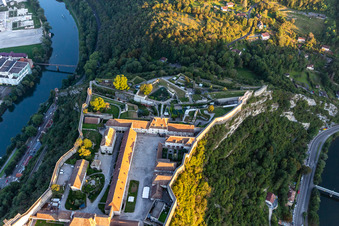 Vue oblique de Et le Zoo de Besançon à le quartier Citadelle in Besançon dans le département Doubs, France