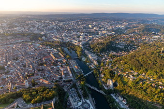 Vue aérienne de Quartier ancien et centre-ville dans une boucle du Doubs à le quartier Sarrail in Besançon dans le département Doubs, France
