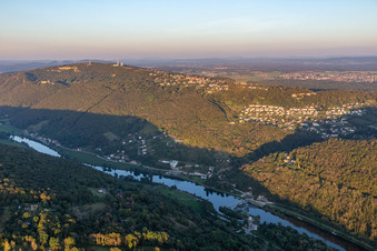 Vue aérienne de Belvédère de Montfaucon avec pylône de transmission TéléDiffusion De TDF et relais radio ERDF à Montfaucon dans le département Doubs, France