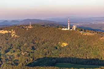 Vue aérienne de Belvédère de Montfaucon avec pylône de transmission TéléDiffusion De TDF et relais radio ERDF à Montfaucon dans le département Doubs, France