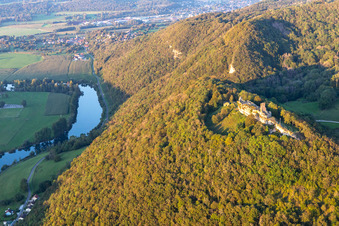 Vue aérienne de Château fort en ruine de, Belvédère et Fointaine Montfaucon sur le Doubs à Montfaucon dans le département Doubs, France