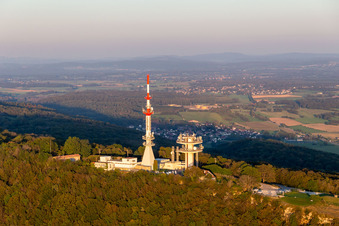 Photographie aérienne de Belvédère de Montfaucon avec pylône de transmission TéléDiffusion De TDF et relais radio ERDF à Montfaucon dans le département Doubs, France