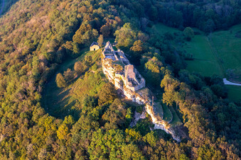 Vue aérienne de Château fort en ruine de, Belvédère et Fointaine Montfaucon sur le Doubs à Montfaucon dans le département Doubs, France