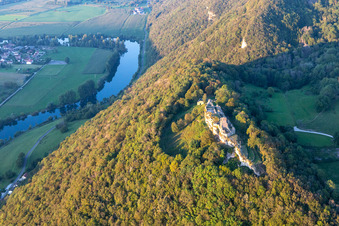Vue aérienne de Ruines et vestiges des remparts de l'ancien complexe du château, Belvédère et Fontaine au-dessus du Doubs à Montfaucon dans le département Doubs, France