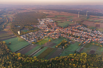 Vue d'oiseau de Hatzenbühl dans le département Rhénanie-Palatinat, Allemagne
