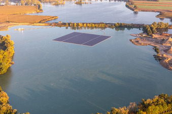 Vue aérienne de Île photovoltaïque flottante sur un étang de gravier à Leimersheim dans le département Rhénanie-Palatinat, Allemagne