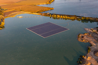 Vue oblique de Centrale solaire flottante et champs de panneaux photovoltaïques à la surface de l'eau sur un lac de gravière à Leimersheim dans le département Rhénanie-Palatinat, Allemagne