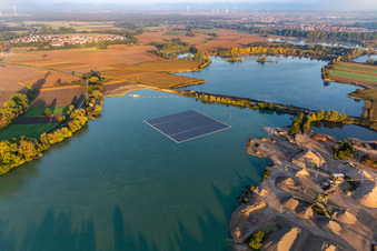 Centrale solaire flottante et champs de panneaux photovoltaïques à la surface de l'eau sur un lac de gravière à Leimersheim dans le département Rhénanie-Palatinat, Allemagne d'en haut