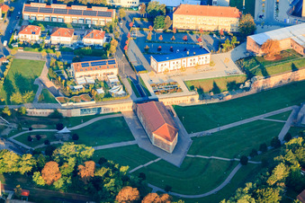 Vue aérienne de Bâtiment de défense de tranchée dans le parc municipal de Fronte Lamotte à Germersheim dans le département Rhénanie-Palatinat, Allemagne