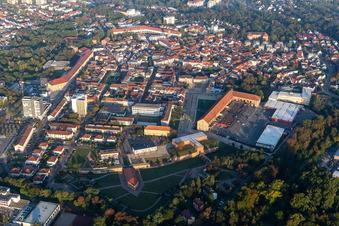 Vue aérienne de Ensemble de Paradeplatz et Luitpoldplatz avec l'administration du district Germersheim, le district Germersheim, WIFÖ dans le centre-ville à Germersheim dans le département Rhénanie-Palatinat, Allemagne