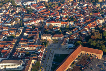 Vue aérienne de Ensemble de Paradeplatz et Luitpoldplatz avec l'administration du district Germersheim, le district Germersheim, WIFÖ dans le centre-ville à Germersheim dans le département Rhénanie-Palatinat, Allemagne