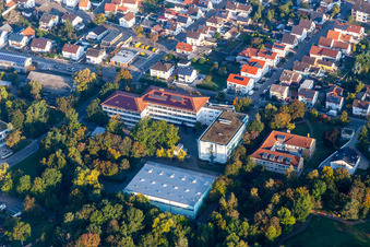 Vue aérienne de Realschule plus, école maternelle catholique St. Josef et Spiegelbachhalle à Bellheim dans le département Rhénanie-Palatinat, Allemagne