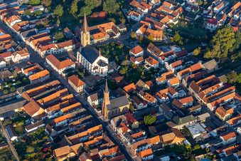 Vue aérienne de Église catholique Saint-Nicolas et église protestante Saint-Michel à Bellheim dans le département Rhénanie-Palatinat, Allemagne