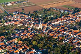 Vue aérienne de Église à Ottersheim bei Landau dans le département Rhénanie-Palatinat, Allemagne