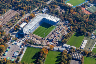 Chantier d'agrandissement et de reconstruction du complexe sportif du stade KSC « Wildparkstadion » à le quartier Innenstadt-Ost in Karlsruhe dans le département Bade-Wurtemberg, Allemagne d'un drone