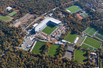Chantier d'agrandissement et de reconstruction du complexe sportif du stade KSC « Wildparkstadion » à le quartier Innenstadt-Ost in Karlsruhe dans le département Bade-Wurtemberg, Allemagne vu d'un drone