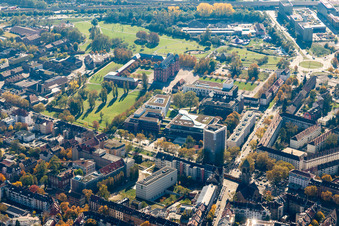 Vue aérienne de BGV, Département de la santé, Bureau de district et Château de Gottesaue avec l'Université de musique à le quartier Oststadt in Karlsruhe dans le département Bade-Wurtemberg, Allemagne