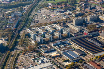 Vue aérienne de Immeuble de bureaux du bâtiment administratif et commercial du siège de l'ENBW sur Durlacher Allee à le quartier Oststadt in Karlsruhe dans le département Bade-Wurtemberg, Allemagne