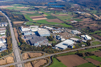 Vue aérienne de Zone industrielle de Herdweg à le quartier Durlach in Karlsruhe dans le département Bade-Wurtemberg, Allemagne