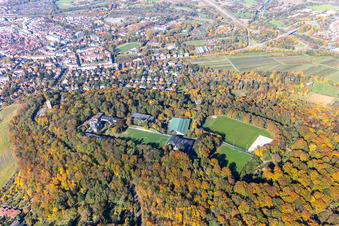 Vue aérienne de Terrains de football de l'école de sport de Schöneck (centre de performance de l'association de football de Bade et de l'association sportive de Bade) sur le Turmberg à le quartier Durlach in Karlsruhe dans le département Bade-Wurtemberg, Allemagne