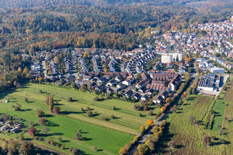 Vue aérienne de Rue Wilhelm Roether à le quartier Langensteinbach in Karlsbad dans le département Bade-Wurtemberg, Allemagne
