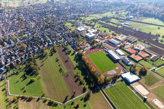 Vue aérienne de Stade dans le SONOTRONIC Sportpark SV 1899 Langensteinbach, gymnase Karlsbad, école communautaire Karlsbad-Waldbronn à le quartier Langensteinbach in Karlsbad dans le département Bade-Wurtemberg, Allemagne