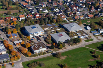 Vue aérienne de Gymnase Karlsbad, École communautaire Karlsbad-Waldbronn à le quartier Langensteinbach in Karlsbad dans le département Bade-Wurtemberg, Allemagne