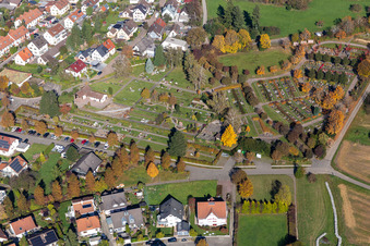 Vue aérienne de Cimetière Langensteinbach à le quartier Langensteinbach in Karlsbad dans le département Bade-Wurtemberg, Allemagne
