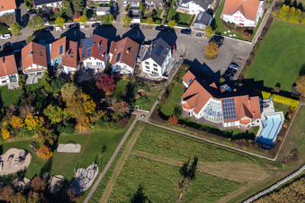 Vue aérienne de Fliederstr à le quartier Langensteinbach in Karlsbad dans le département Bade-Wurtemberg, Allemagne