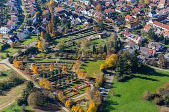 Vue oblique de Cimetière Langensteinbach à le quartier Langensteinbach in Karlsbad dans le département Bade-Wurtemberg, Allemagne