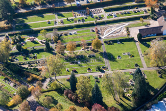 Cimetière Langensteinbach à le quartier Langensteinbach in Karlsbad dans le département Bade-Wurtemberg, Allemagne hors des airs