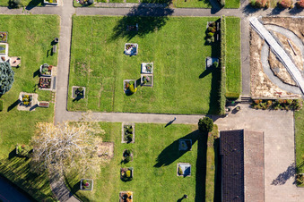 Cimetière Langensteinbach à le quartier Langensteinbach in Karlsbad dans le département Bade-Wurtemberg, Allemagne vue d'en haut