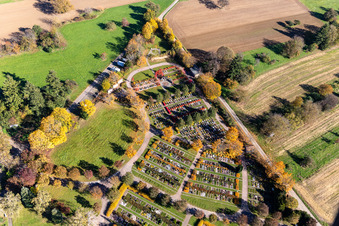 Cimetière Langensteinbach à le quartier Langensteinbach in Karlsbad dans le département Bade-Wurtemberg, Allemagne depuis l'avion